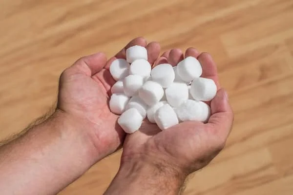 Water-softener-pellets