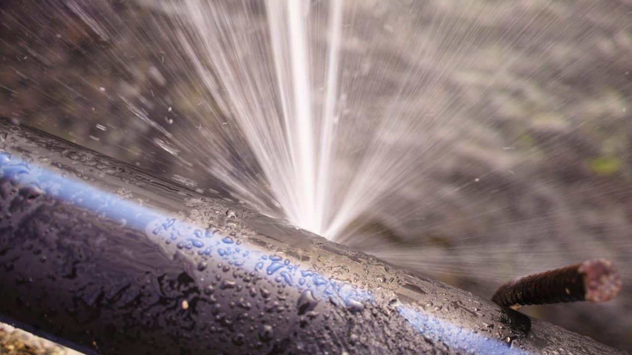 burst-pipes-broken-pipe